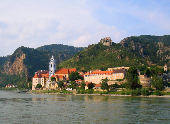 panorama de Dürnstein. Source : Wikimedia Commons. Auteur : Airin. Licence :Creative Commons 1.0 Generic